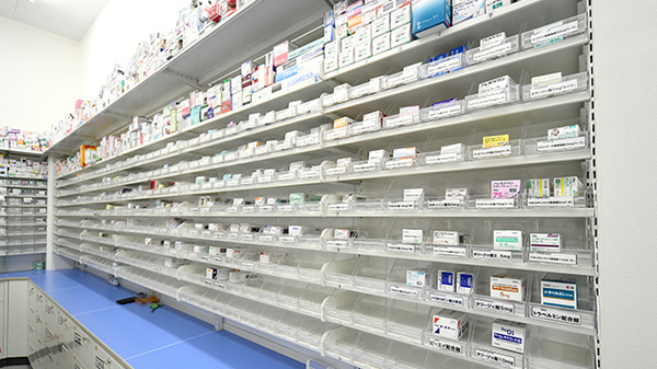 スギ薬局　白幡店の薬棚