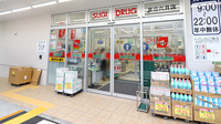 スギ薬局　足立六月店の入口