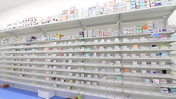 スギ薬局　足立六月店の薬棚