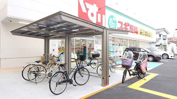 スギ薬局　足立六月店の駐輪場