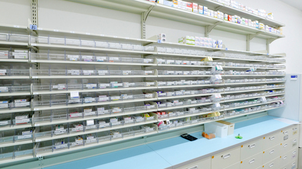 スギ薬局　西宮調剤店の薬棚