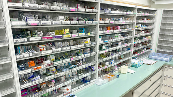 エール薬局福島中央店の薬棚