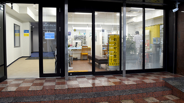 みつばち薬局 三島駅前店の入口