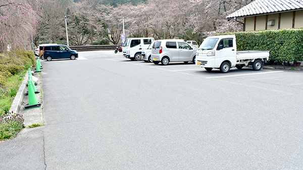 美山ゆう薬局の駐車場