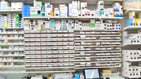 アカカベ薬局　寺方店の薬棚