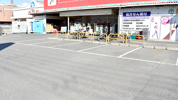 アカカベ薬局　寺方店の駐車場