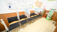 調剤薬局ツルハドラッグ北茨城大津店の待合スペース