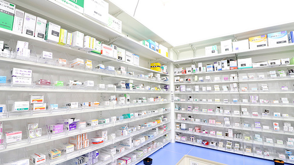 薬局くすりの福太郎江戸川中央店の薬棚