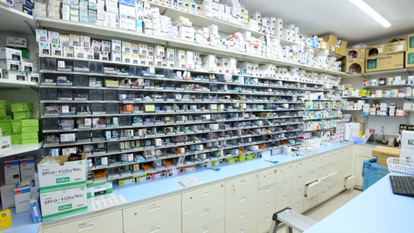 ツルハ薬局浅間町店の薬棚