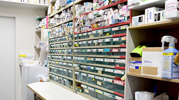 ウィル薬局の薬棚