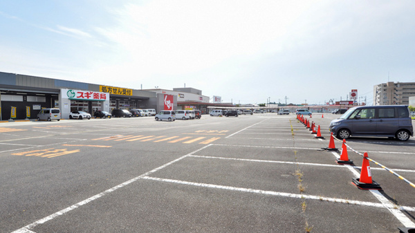 スギ薬局　嬉野東店の駐車場