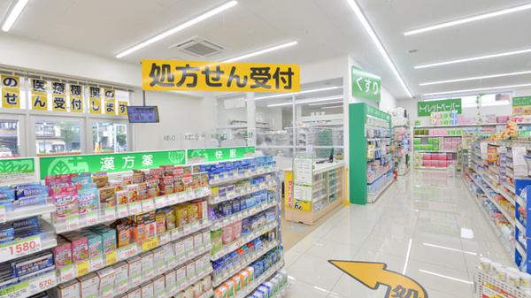 スギ薬局　犬山中央店の入口