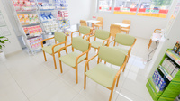 スギ薬局　上植野店の待合スペース