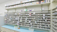 スギ薬局　上植野店の薬棚