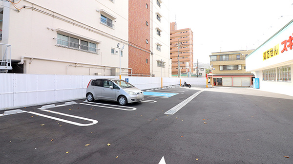 スギ薬局　桜ケ丘店の駐車場