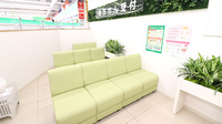 スギ薬局　芝大門店の待合スペース