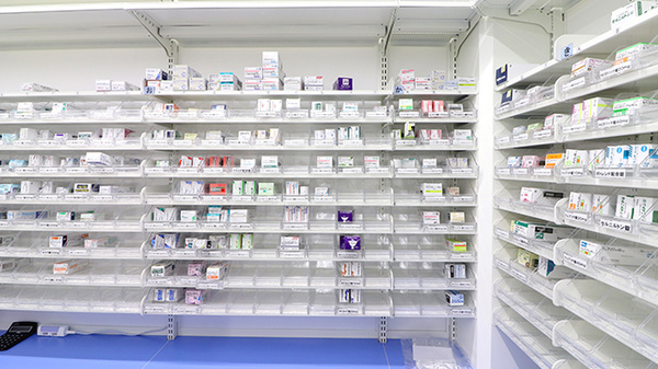 スギ薬局　芝大門店の薬棚