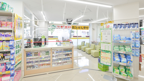 スギ薬局　桂五条店の入口