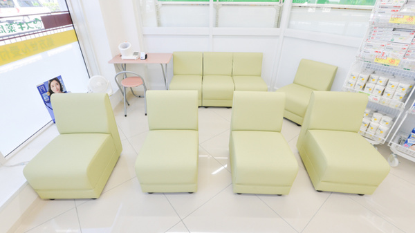 スギ薬局　桂五条店の待合スペース