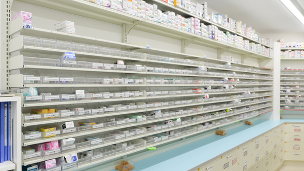 スギ薬局　桂五条店の薬棚