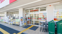 スギ薬局　茨木平田店の入口