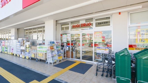 スギ薬局　茨木平田店の入口