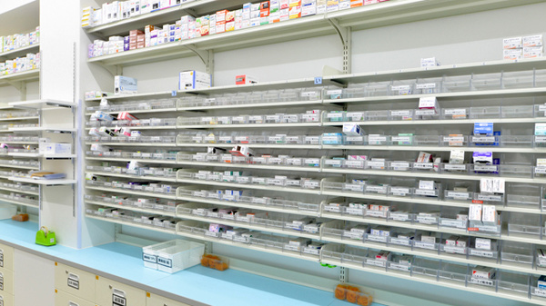 スギ薬局　茨木平田店の薬棚