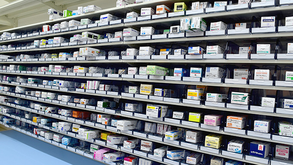 コスモス調剤薬局　阿波店の薬棚