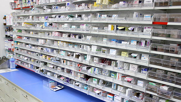 調剤薬局ツルハドラッグ仙台通町店の薬棚