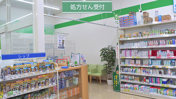 セイムス　海南名高薬局の入口