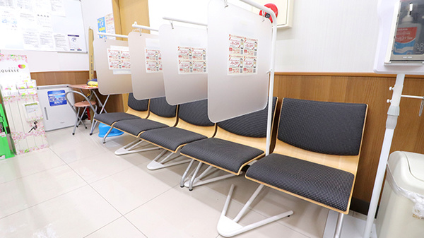 調剤薬局ツルハドラッグ藤沢菖蒲沢店の待合スペース
