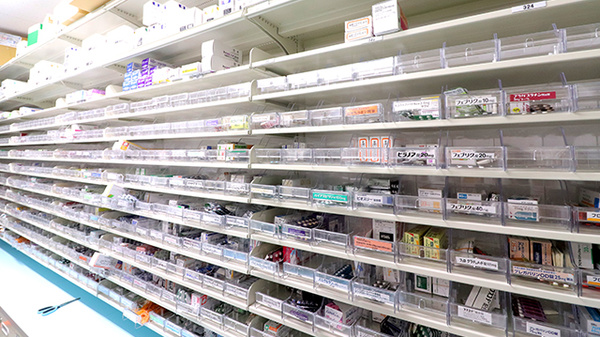 調剤薬局ツルハドラッグ藤沢菖蒲沢店の薬棚