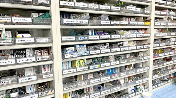 トマト薬局　佐古店の薬棚