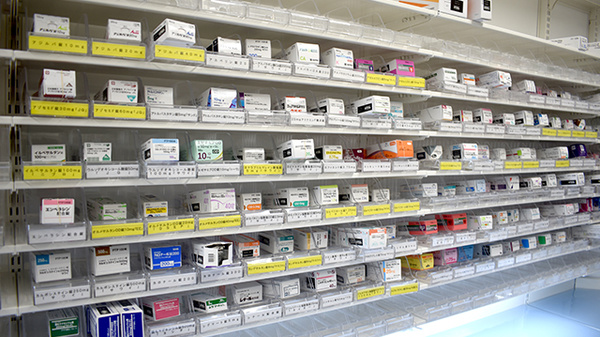 マルエ薬局玉村福島店の薬棚