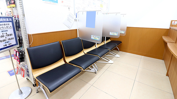 薬局くすりの福太郎　市川駅前店の待合スペース