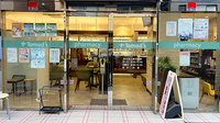 薬局トモズ瀬谷センター店の入口