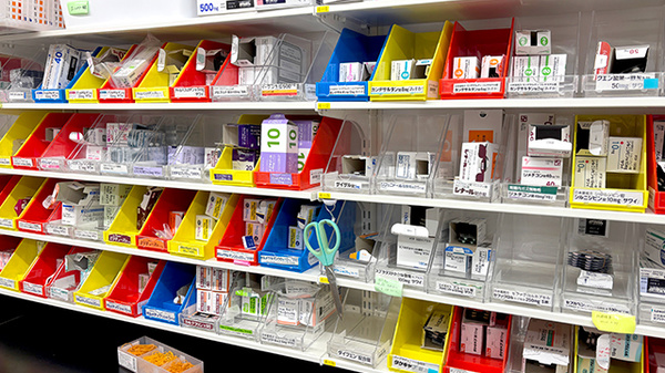 薬局トモズ瀬谷センター店の薬棚