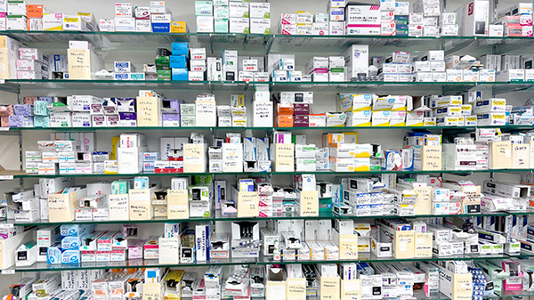 薬局トモズ瀬谷本郷店の薬棚