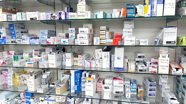薬局トモズ瀬谷南口店の薬棚
