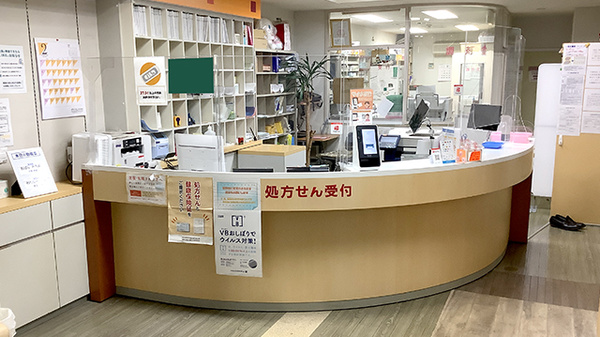 プラス調剤薬局愛子店の受付/カウンター
