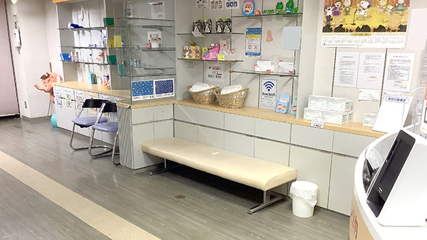 プラス調剤薬局愛子店の待合スペース