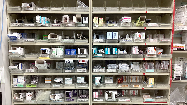 プラス調剤薬局愛子店の薬棚