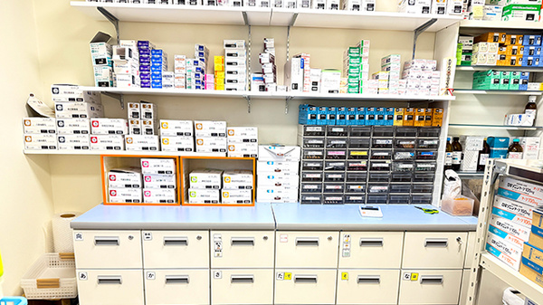 わかば薬局　谷塚店の薬棚