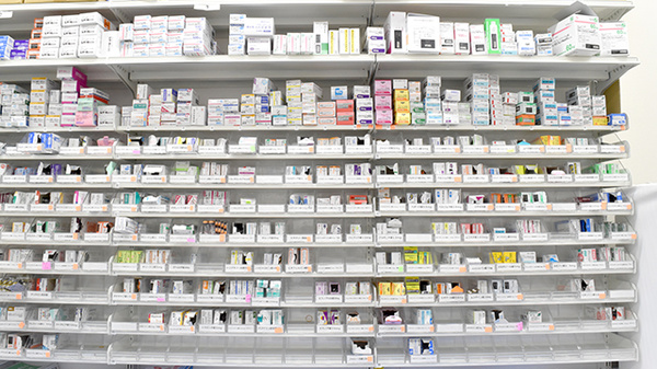 アカカベ薬局　春日出北店の薬棚