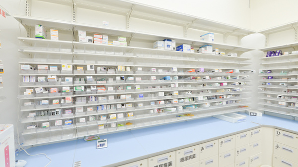 ウォンツイオンタウン周南久米薬局の薬棚