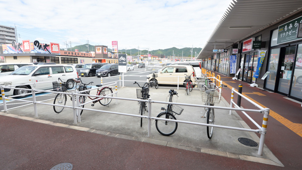 ウォンツイオンタウン周南久米薬局の駐輪場