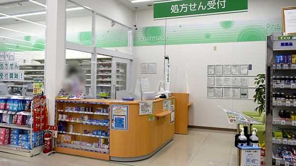 ドラッグセイムス 上荒田薬局の入口