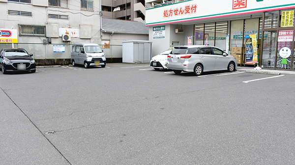 ドラッグセイムス 上荒田薬局の駐車場