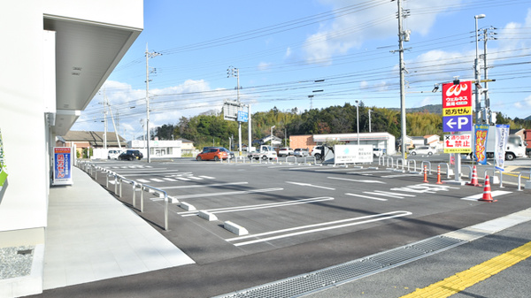 ウェルネス薬局西川津店の駐車場