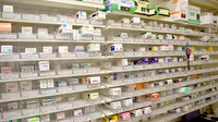 ココカラファイン薬局秦野北口店の薬棚